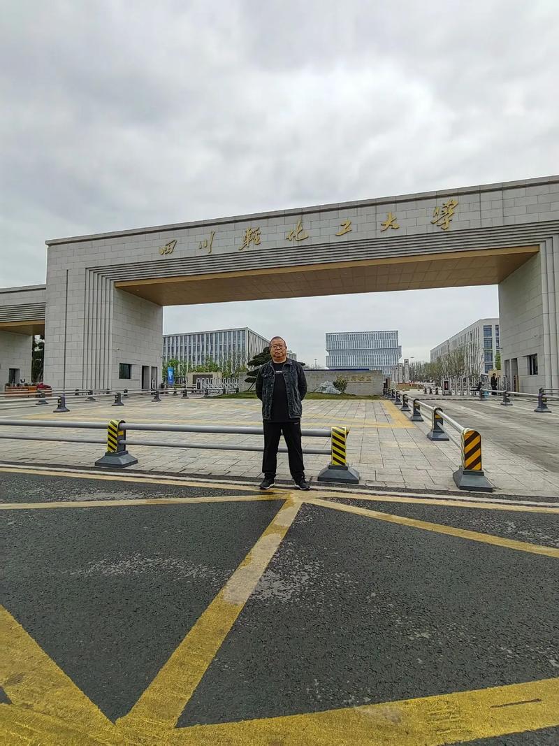 在四川轻化工大学美术学院，闻见化工在色彩里绽放